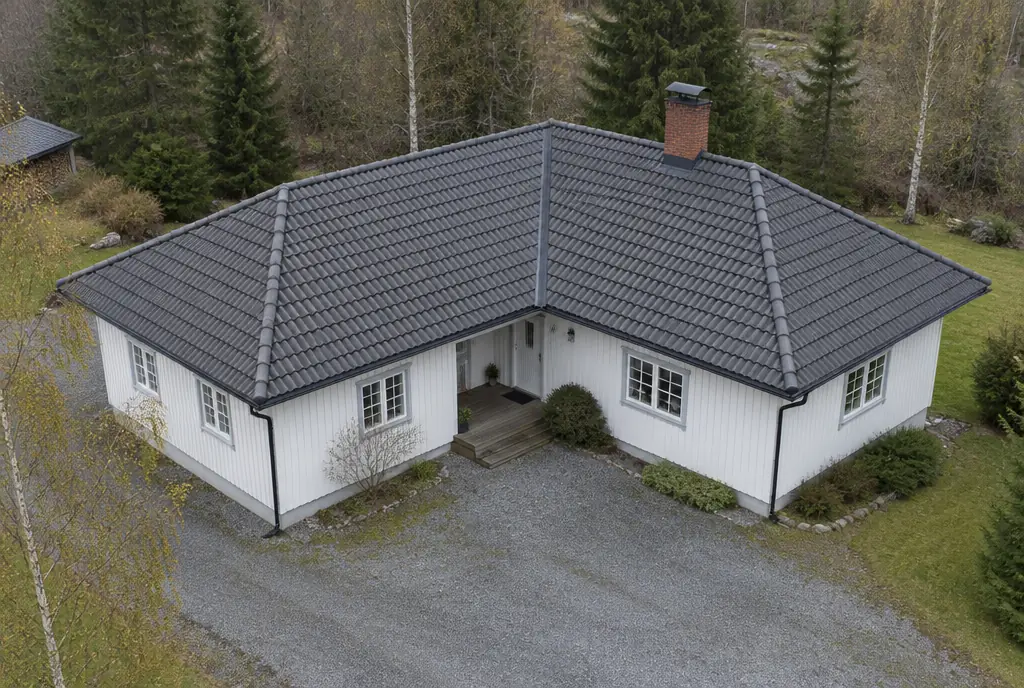 Illustrasjon: et bolighus med valmtak sett skrått ovenfra.
                  Oppå bildet er takflatene fylt med farge og møne, grat,
                  kilrenne og raft tegnet som strek — slik Takio viser dem.
                  Bildet er generert, streken er tegnet for hånd, og det
                  står ingen mål på det.